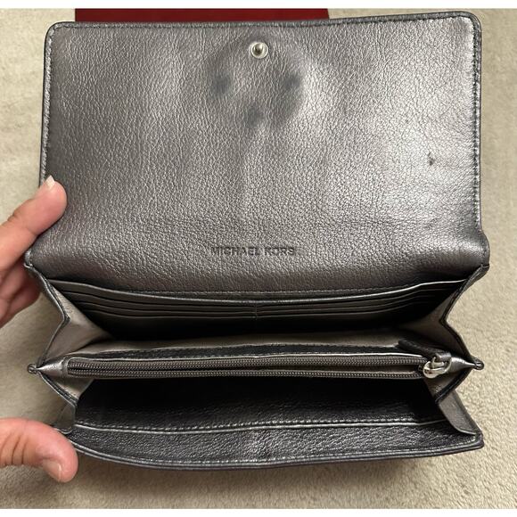 Michael Kors Fulton Carryall Platinum Leather Wallet with Silver Hardware - Picture 4 of 7